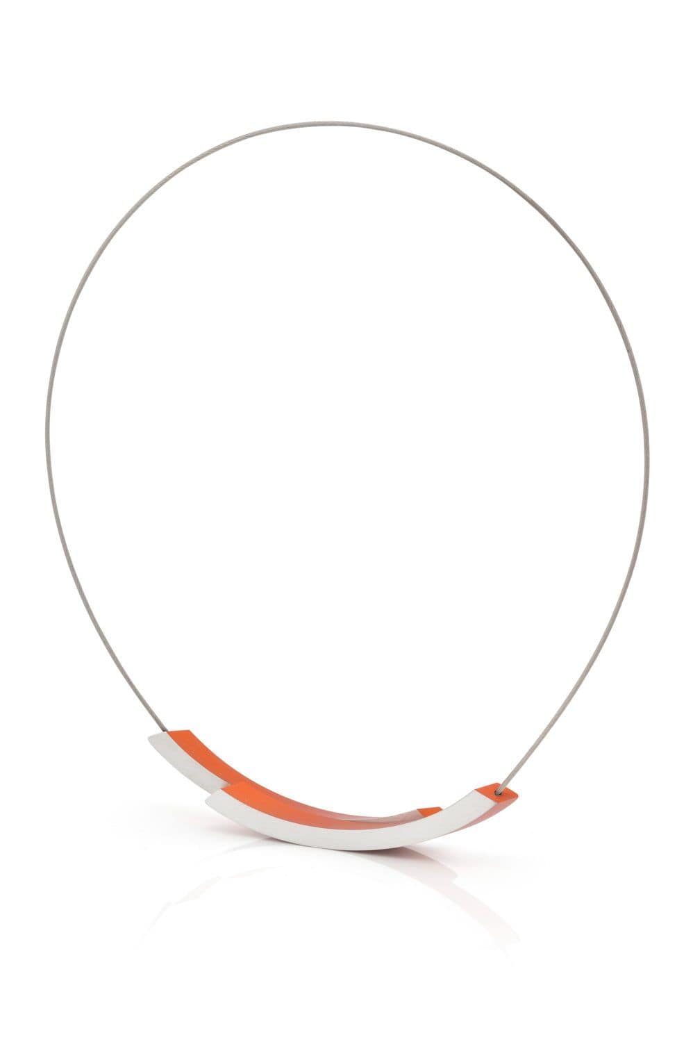 Collier mit silbernem Gehäuse und orangefarbener Bogen-Detail