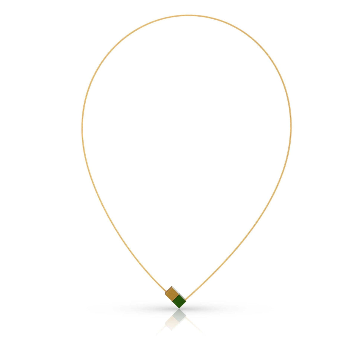 Collier mit zwei grünen Würfeln und goldfarbenem Draht