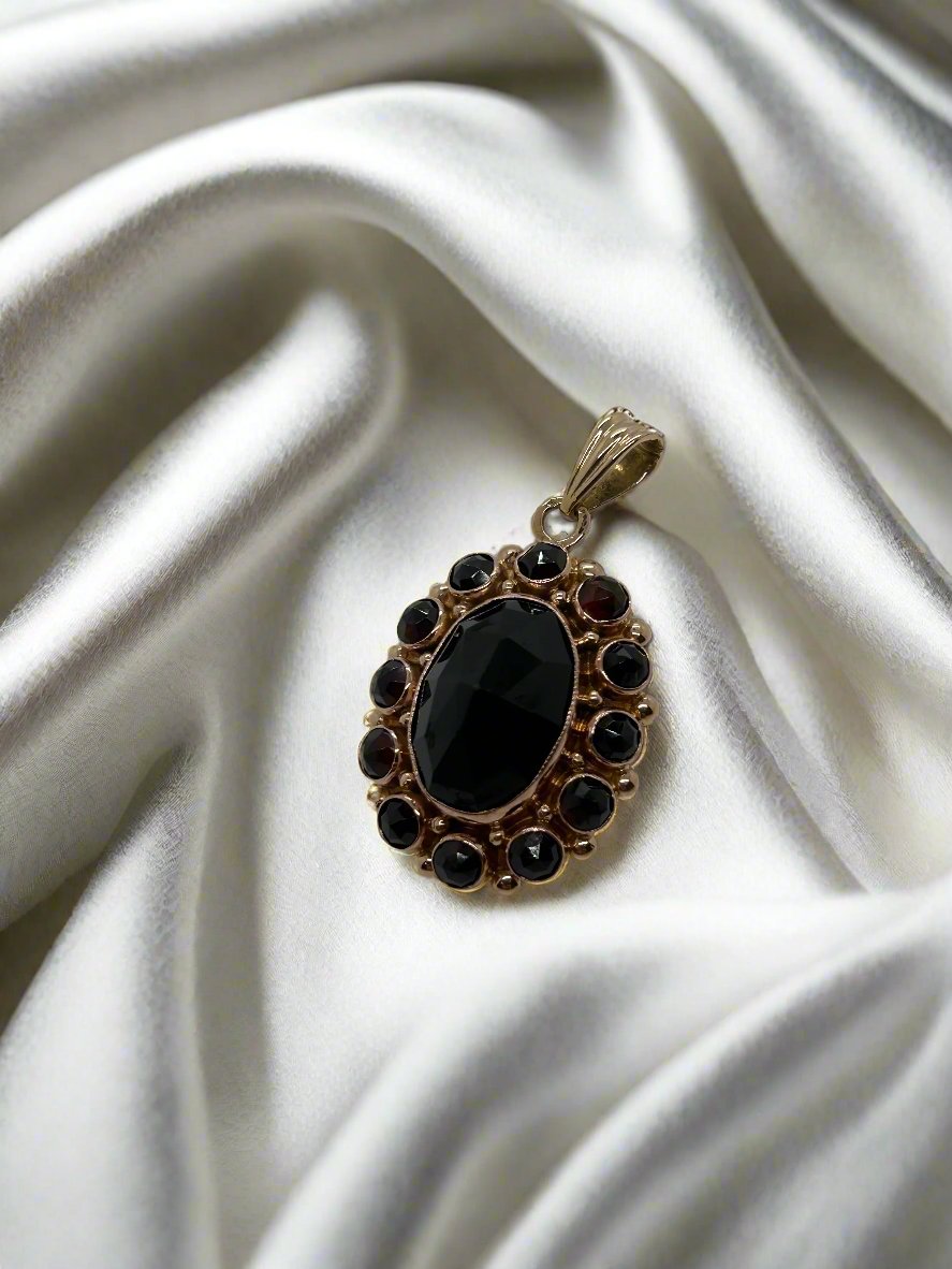 Vintage Hänger aus 14k Gold mit ovalem Granat und schwarzen Steinen, 3,6 g