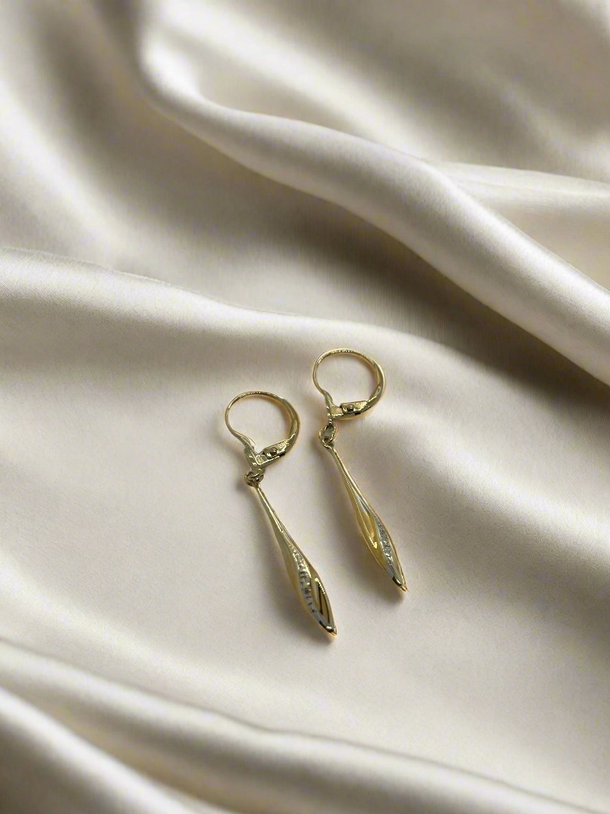 Vintage Ohrhänger aus 14 Karat Gold mit filigranem Design und glänzender Oberfläche