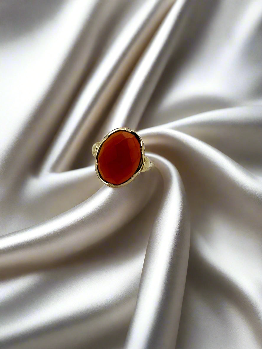 Vintage Ring aus 14k Gold mit rotem Carneool im ovalen Cabochonschliff