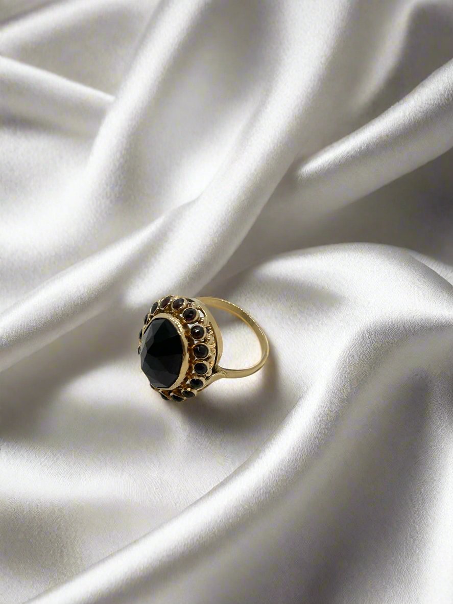 Vintage Ring aus 14k Gold mit ovalem Granat und schwarzen Steinen, 5,9 g