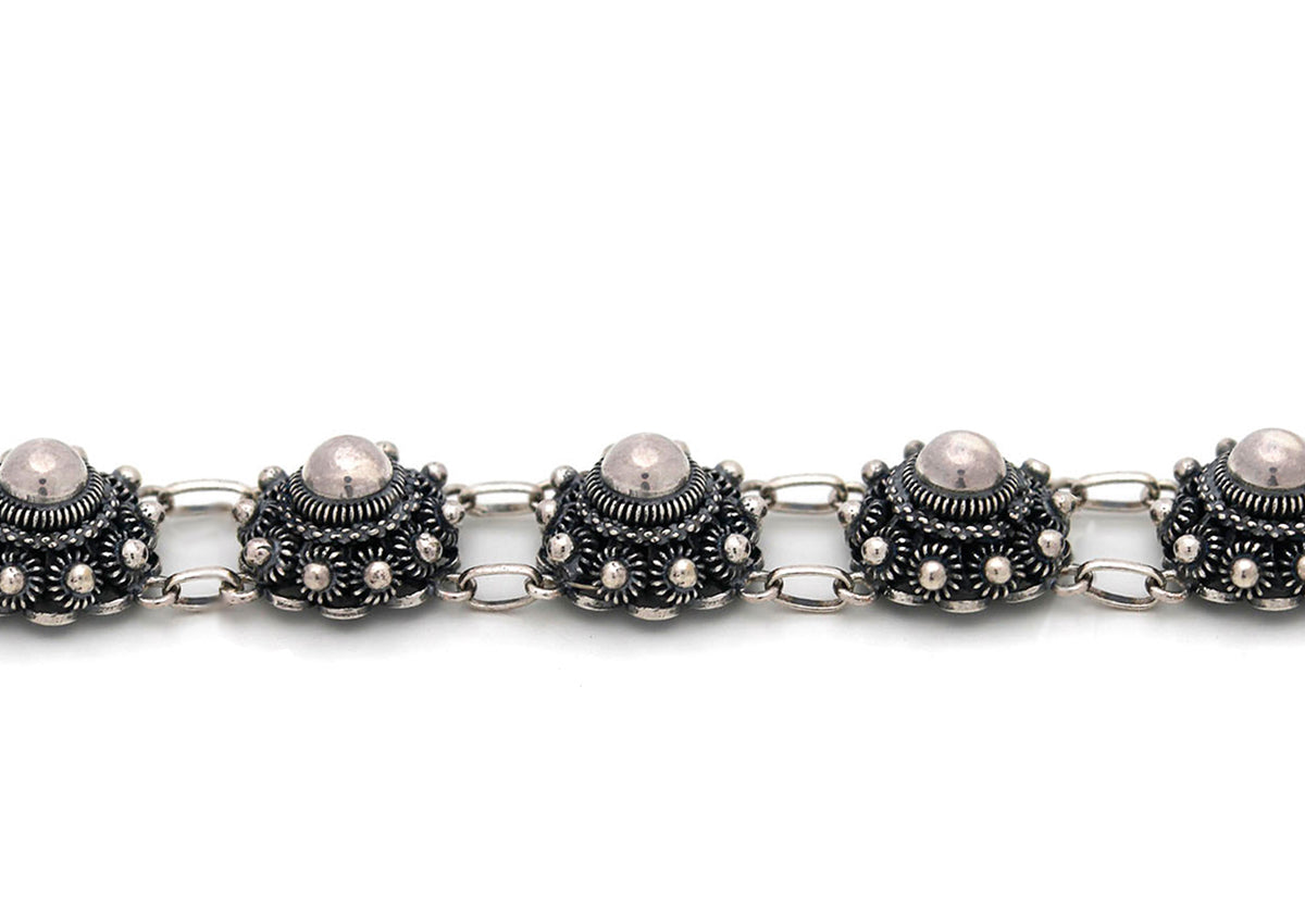Armband mit runden 10 mm Zeeuwse Knoop-Elementen in Silber mit Perlen und filigranen Details