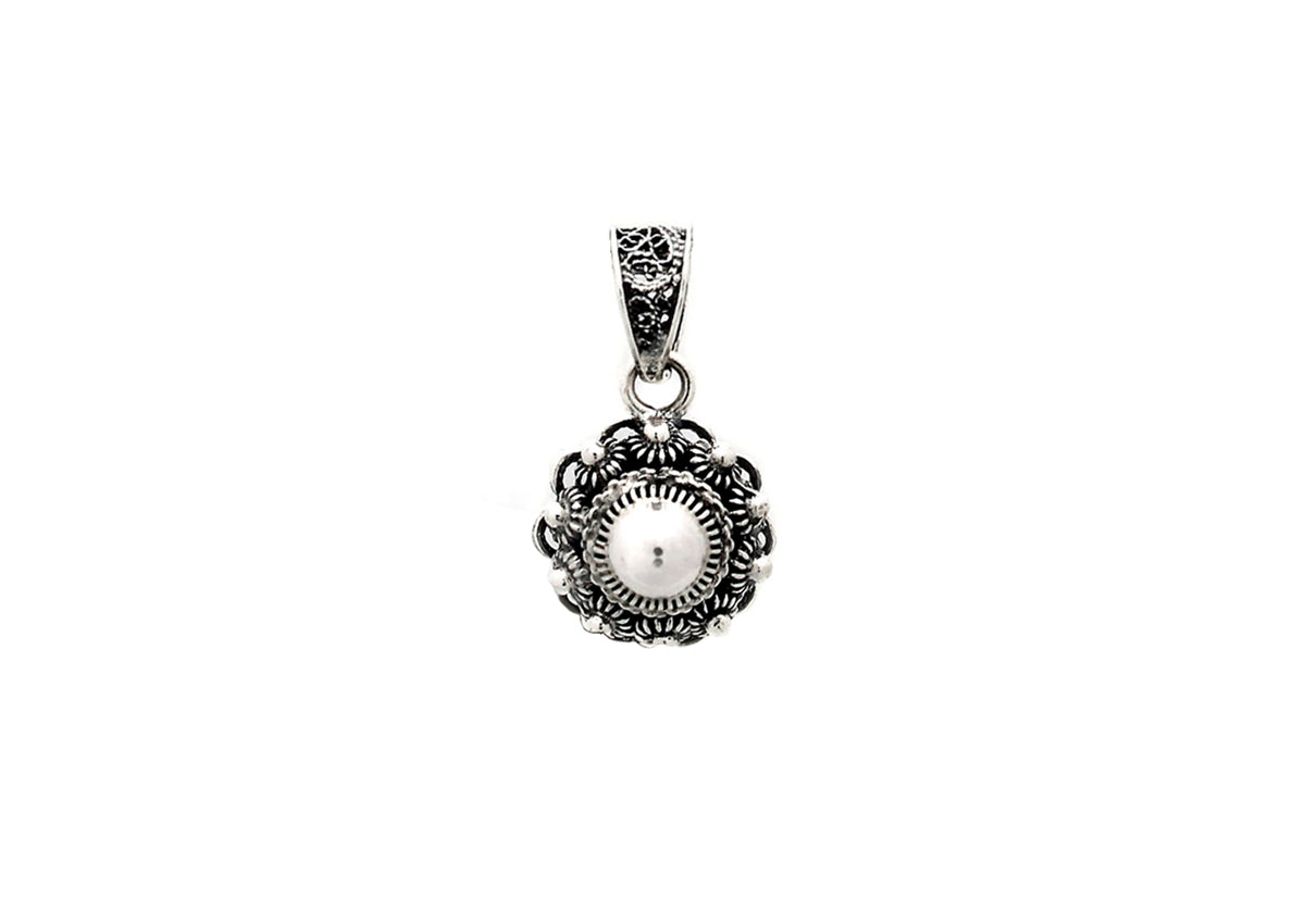Hänger mit 10 mm großer, runder Perle und filigranem, silbernem Design