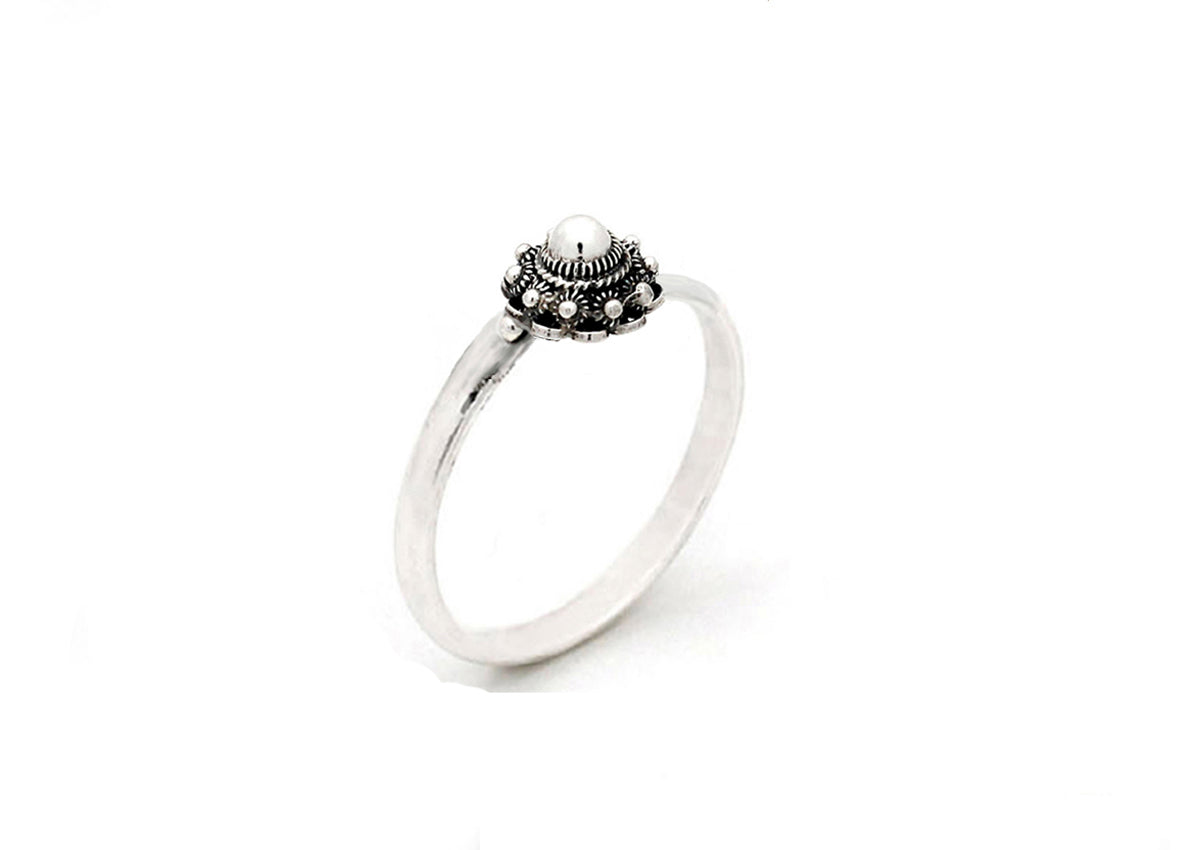 Ring aus Silber mit 8 mm großer, runder Zierde und feinen Details