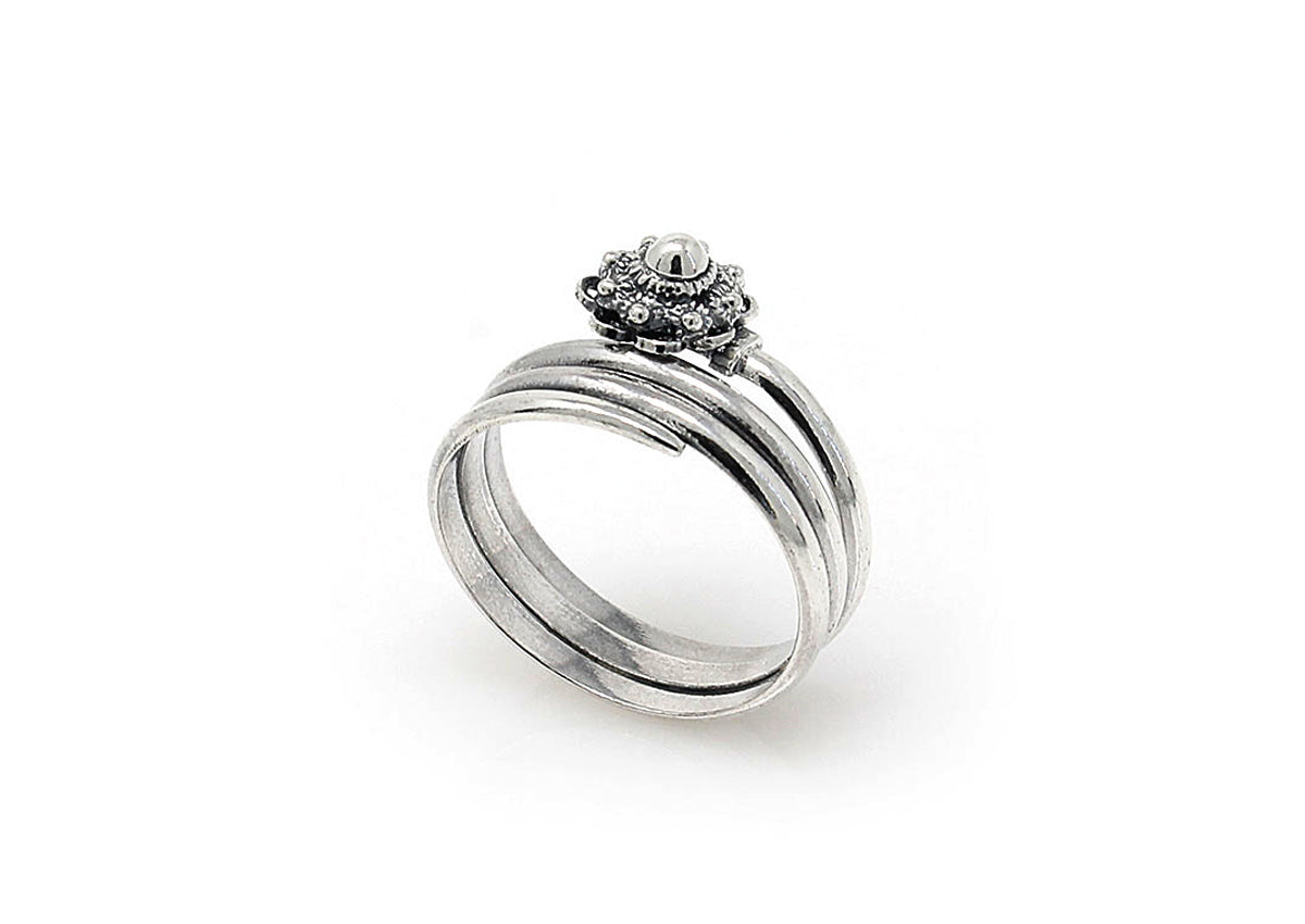 Ring aus Silber mit Zeeuwse Knoop und mehreren schmalen Bändern
