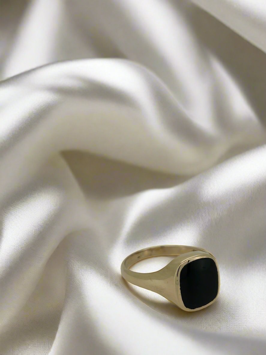 Vintage Ring aus 14k Gold mit quadratischem Onyx und glatter Oberfläche