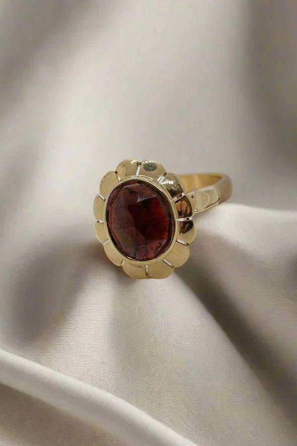 Vintage Ring aus 14k Gold mit ovalem, rotem Quarz und blütenförmigem Design