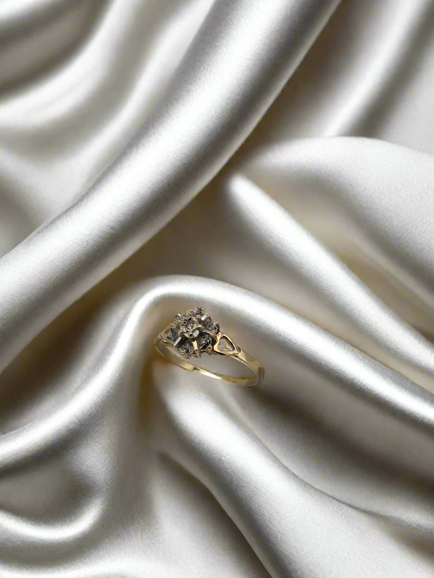 Vintage Ring aus 14k Gold mit Diamanten, filigranes Design auf satinierter Oberfläche