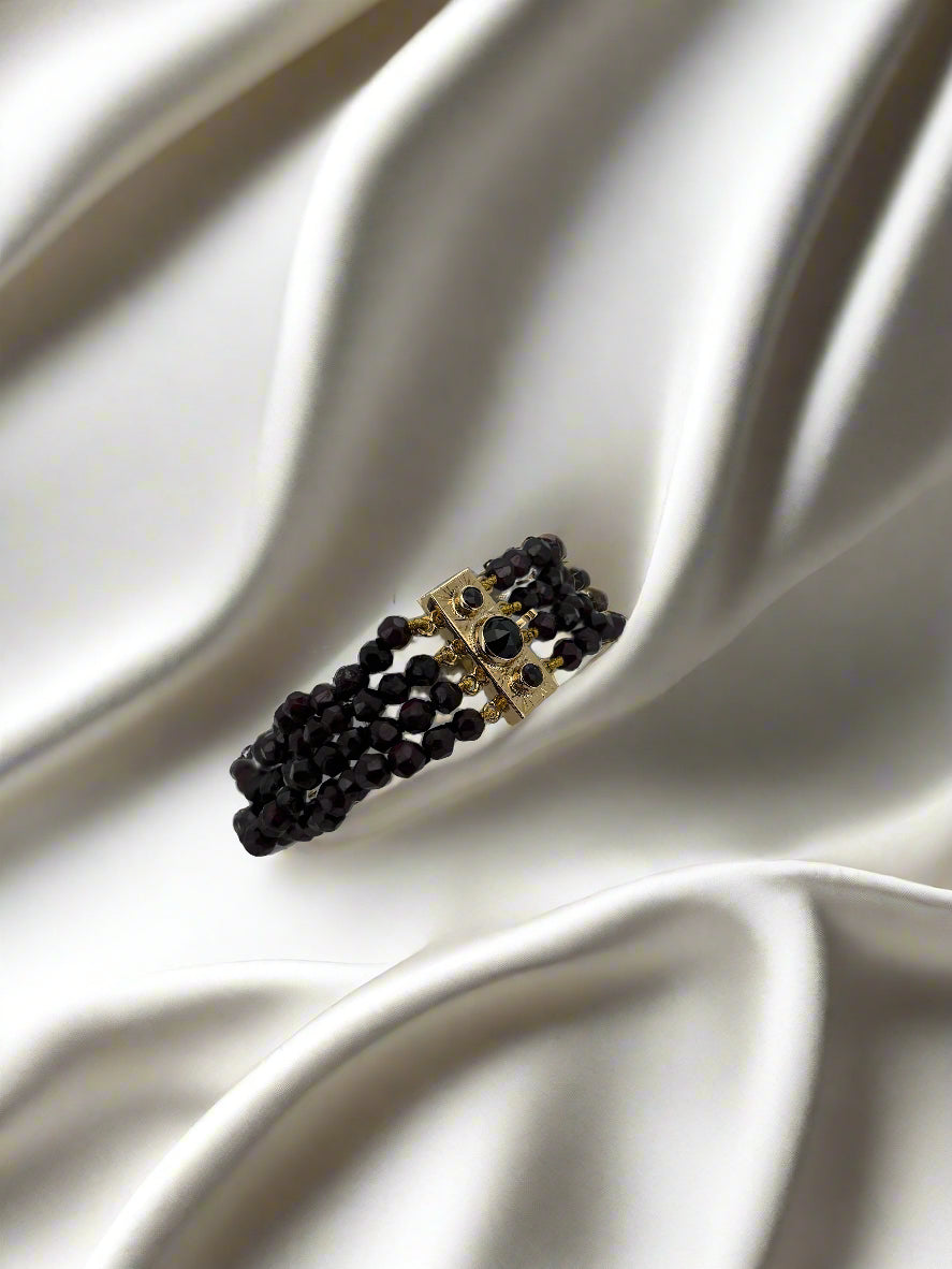 Vintage Armband aus 14k Gold mit Granatsteinen, mehrreihig und glänzender Oberfläche