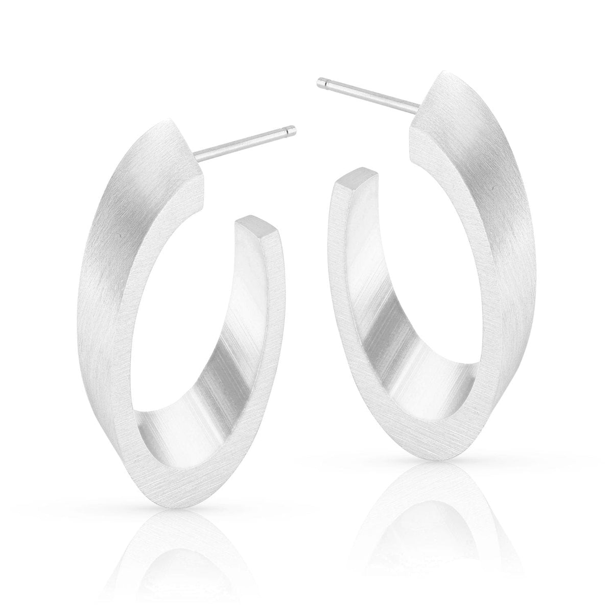 Ovale Creolen aus Silber mit matter Oberfläche und geschlossener Form
