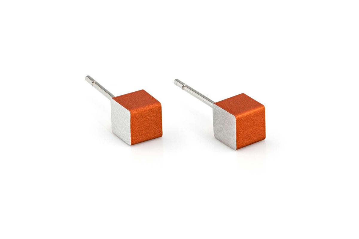 Ohrringe mit orangefarbenen Würfeln und silbernem Stiftverschluss
