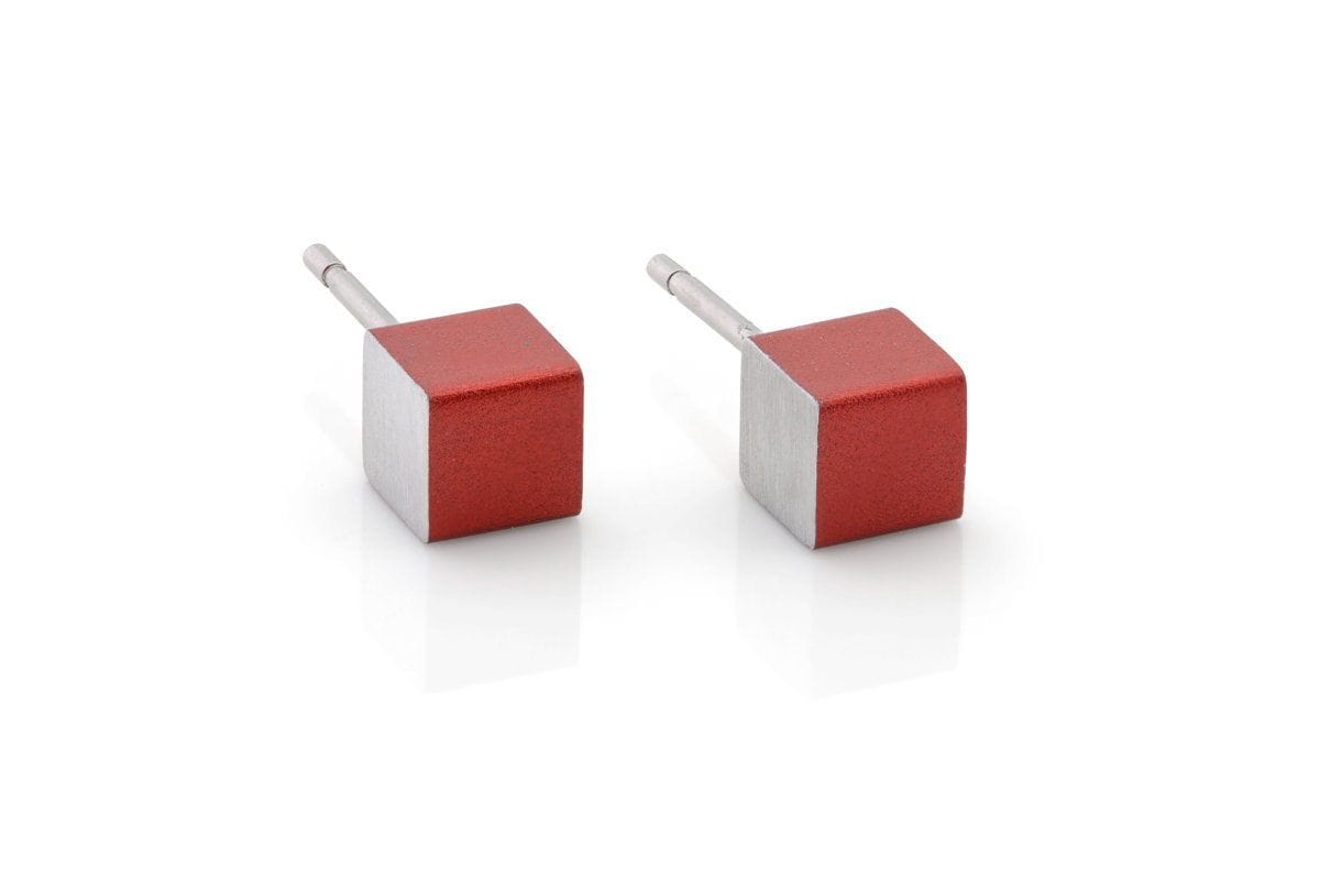 Ohrstecker aus roten Kuben mit silberner Unterlage