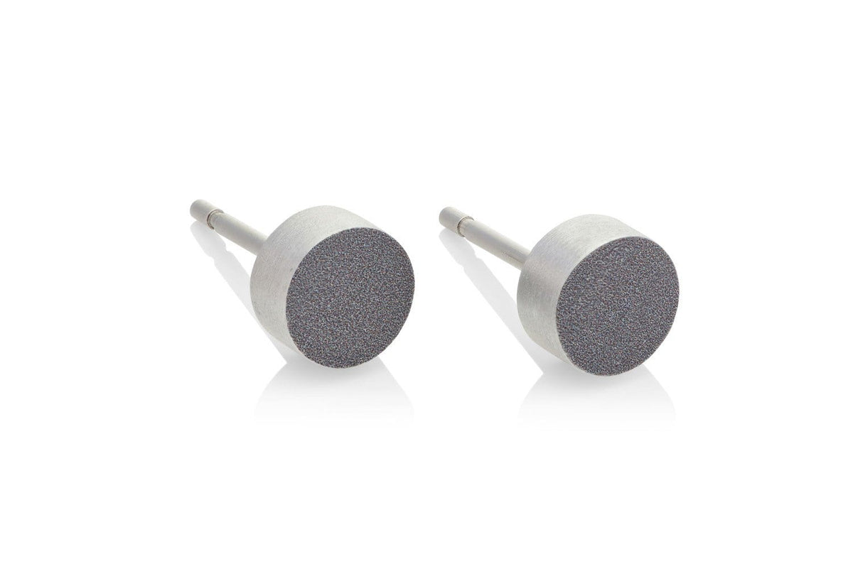 Kleine runde Ohrstecker mit grauer Oberfläche und silbernem Steckverschluss