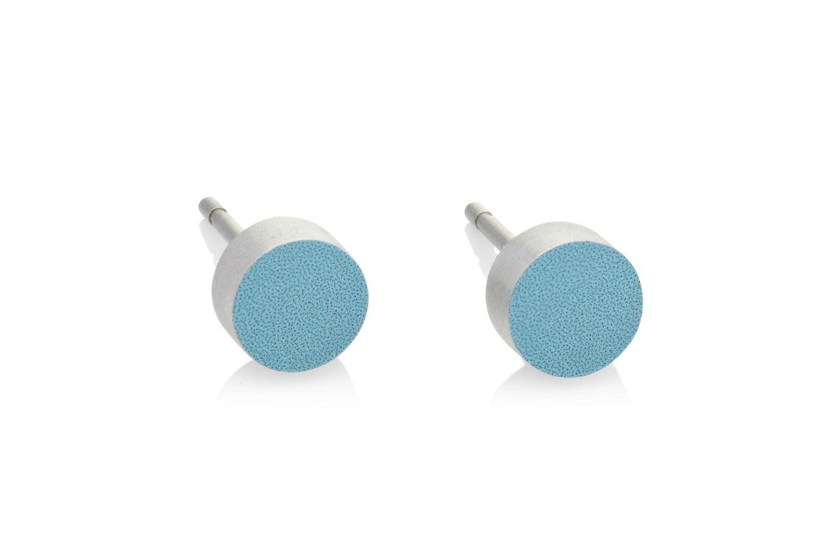 Kleine runde Ohrstecker mit blauem, glitzerndem Stein und silberner Fassung