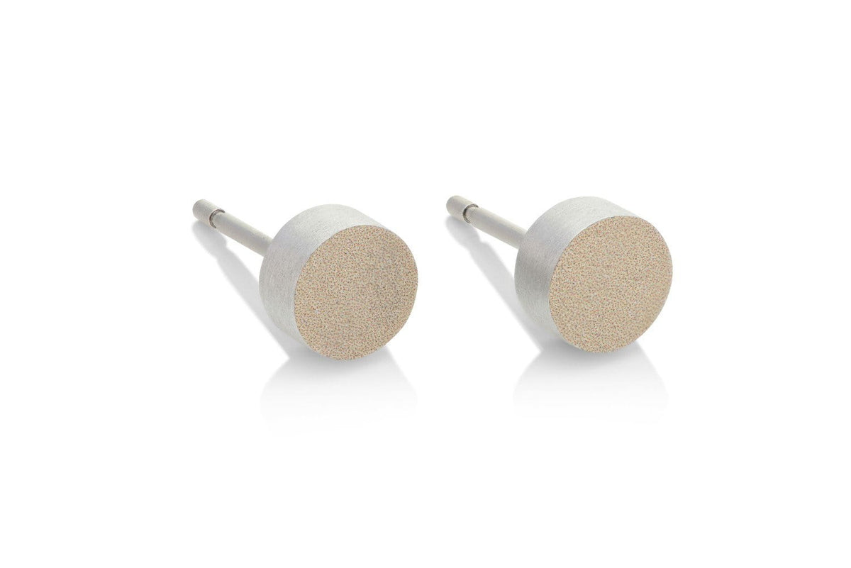 Kleine runde Ohrstecker in Goldfarbe mit mattem Finish