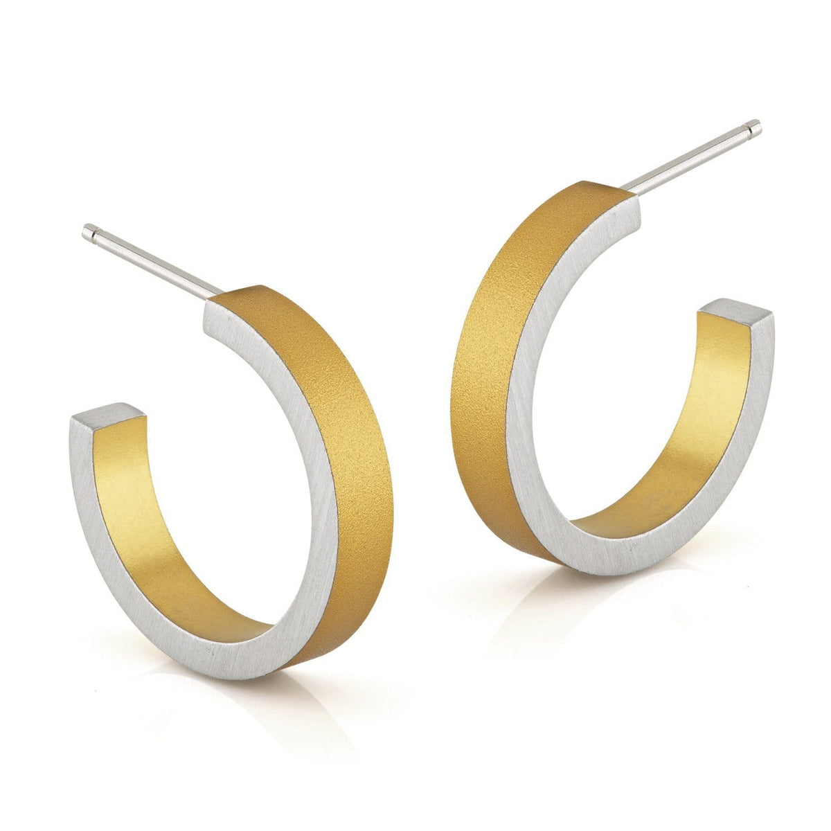 Creolen aus goldfarbenem und silberfarbenem Metall mit mattem Finish und runder Form