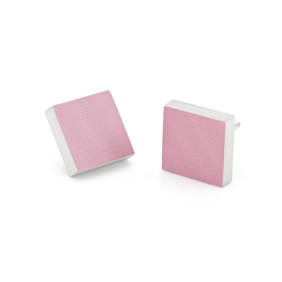 De Oorsteker vierkant O54RO van CLIC Creations heeft hypoallergene vierkante studs met een lichtroze voorkant en zilveren randen. Handgemaakt in Nederland, hun minimalistische ontwerp en schuine positionering bieden verbluffende voor- en zijaanzichten, perfect voor elke oorsieradencollectie.