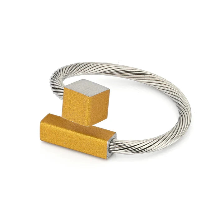 Ring mit gelbem und silbernem geometrischem Design auf einem Drahtband