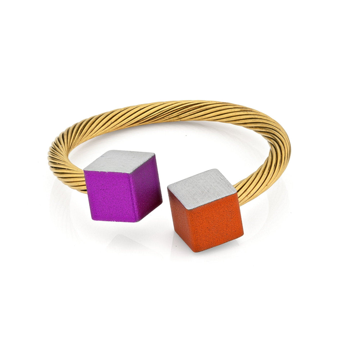 Ring mit goldfarbener Spirale und zwei kubischen Elementen in Orange und Lila
