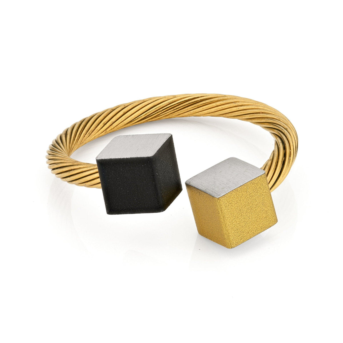 Ring mit goldfarbener gedrehter Band und zwei Kuben in Schwarz und Gold