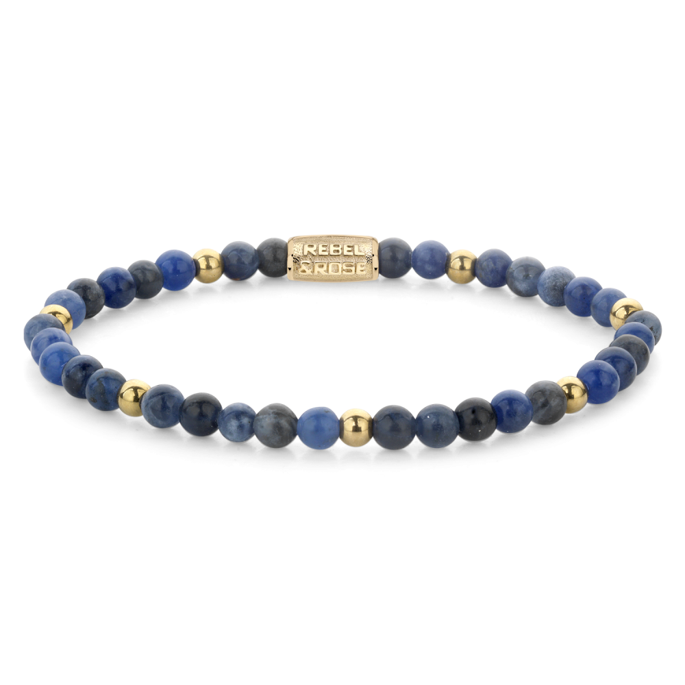 Kettenarmband aus blauen Perlen mit goldenen Zwischenelementen und einer Plakette