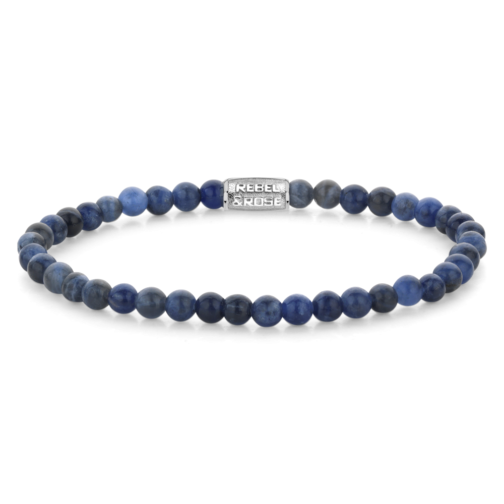 Kette aus blauen Perlen mit silbernem Element in der Mitte