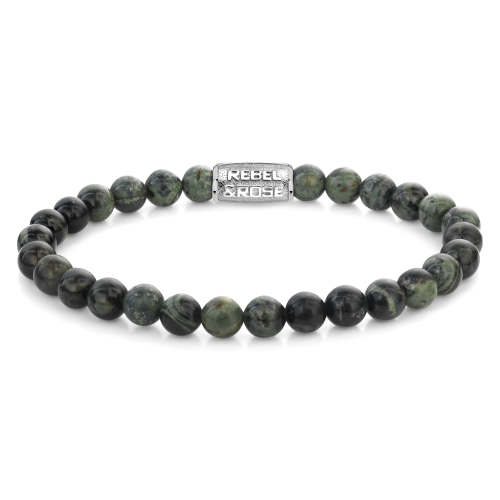 Herren Armband mit 6 mm großen grünen und schwarzen Perlen sowie einem silbernen Logo-Anhänger