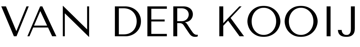 Gravur auf einem silbernen Ring mit glänzender Oberfläche und geschwungener Schrift