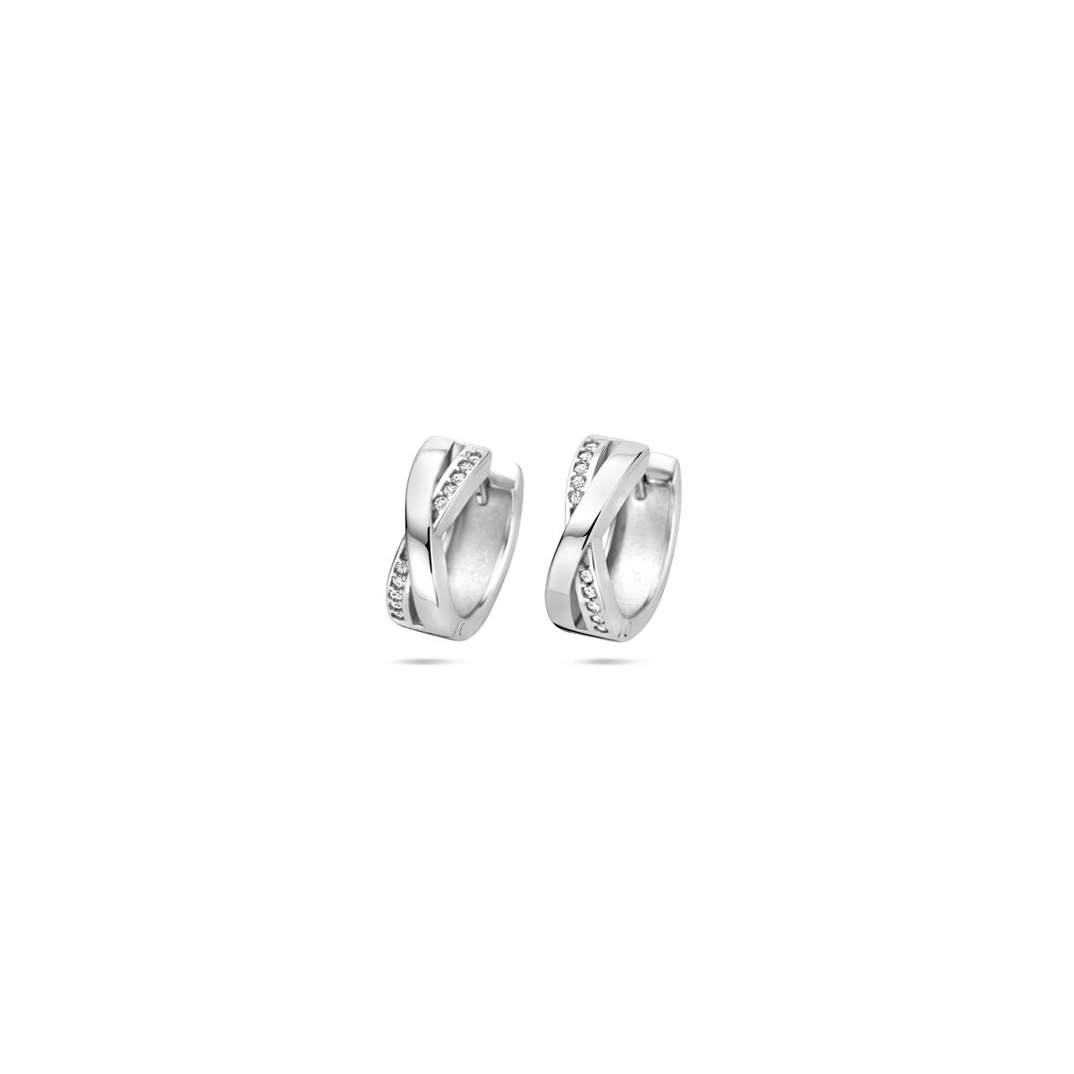 Klapp-Ohrringe aus rhodiniertem Silber mit Zirkonia, 13 mm groß, geschwungene Form.