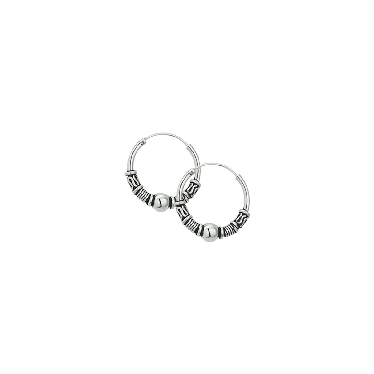 Ohringe aus oxidiertem Silber mit runden und geometrischen Details