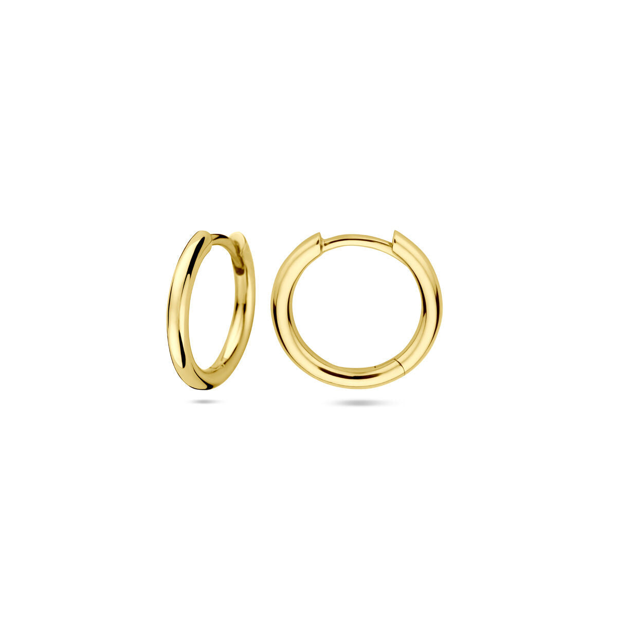 Twee gepolijste klapoorringen 1,8 mm buis 14K geelgoud uit de Van der Kooij Collectie worden getoond op een witte achtergrond - één rechtop, één plat - om hun gladde, klassieke ronde ontwerp te benadrukken.