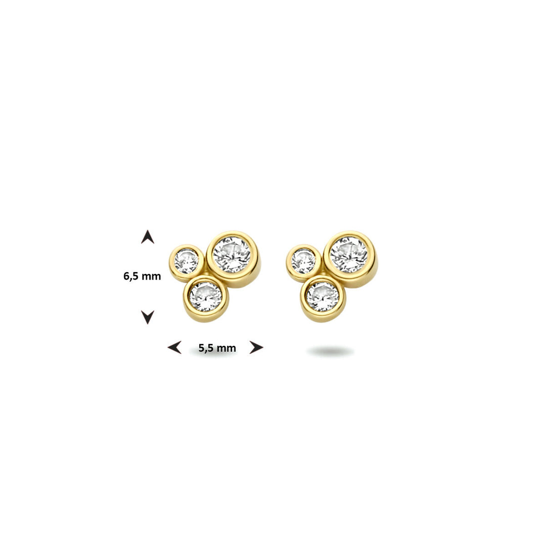 De oorknoppen zirkonia 14K geelgoud uit de Van der Kooij Collectie zijn 6,5 mm hoog en 5,5 mm breed, met per oorbel drie heldere zirkonia's in een elegante driehoek.