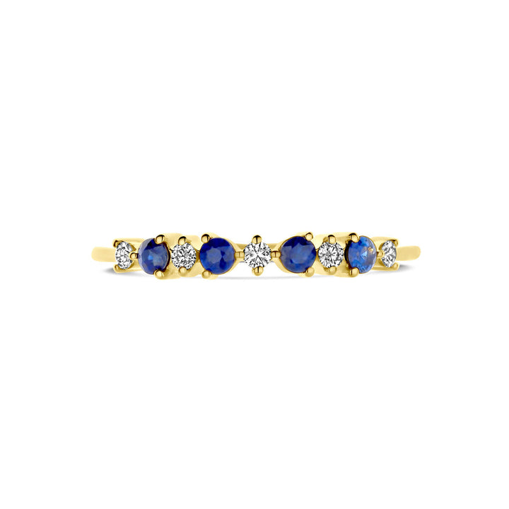 De Van der Kooij Collectie ring blauw saffier en diamant 0.08ct h si is een delicate 14K geelgouden ring met afwisselend ronde blauwe saffieren en kleine diamanten gezet in een rij over de band.