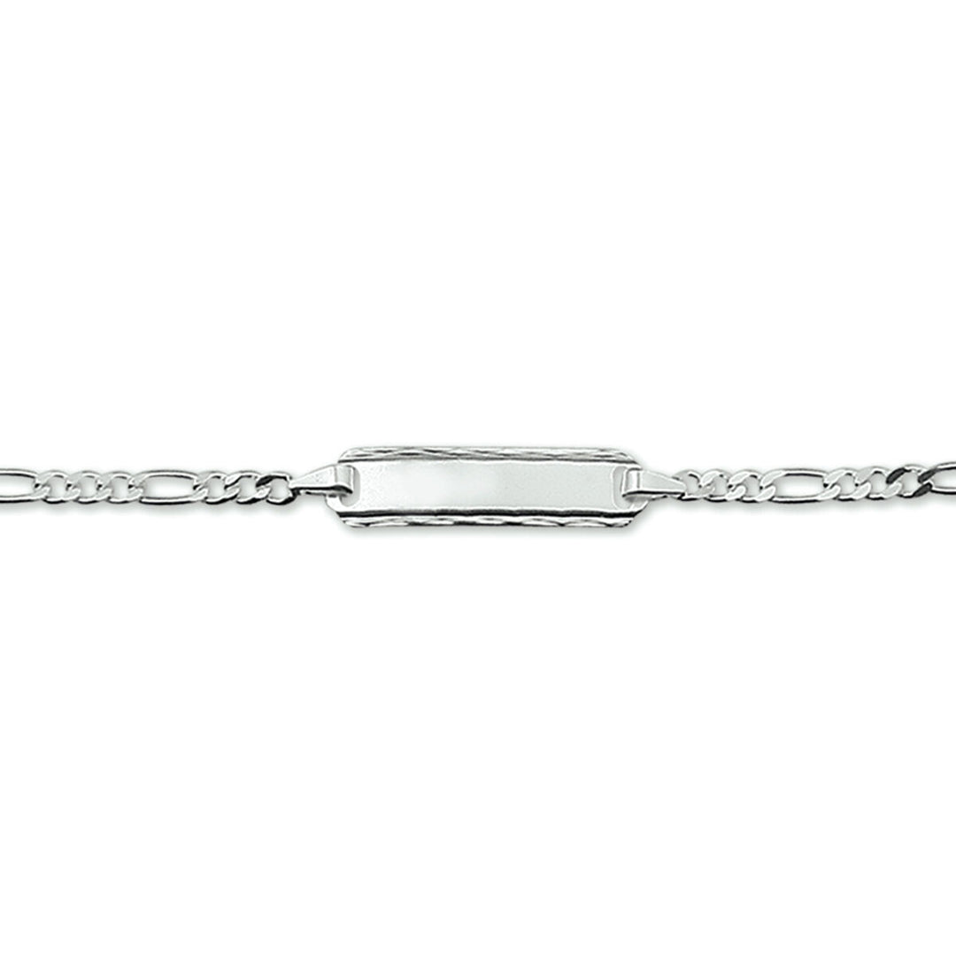 Een close-up van de "graveerarmband figaro plaat 5,0 mm zilver wit" van de Van der Kooij Collectie toont een platte, rechthoekige middenplaat die ideaal is voor het graveren van geboortedetails, elegant ontworpen met in elkaar grijpende kettingschakels tegen een witte achtergrond.