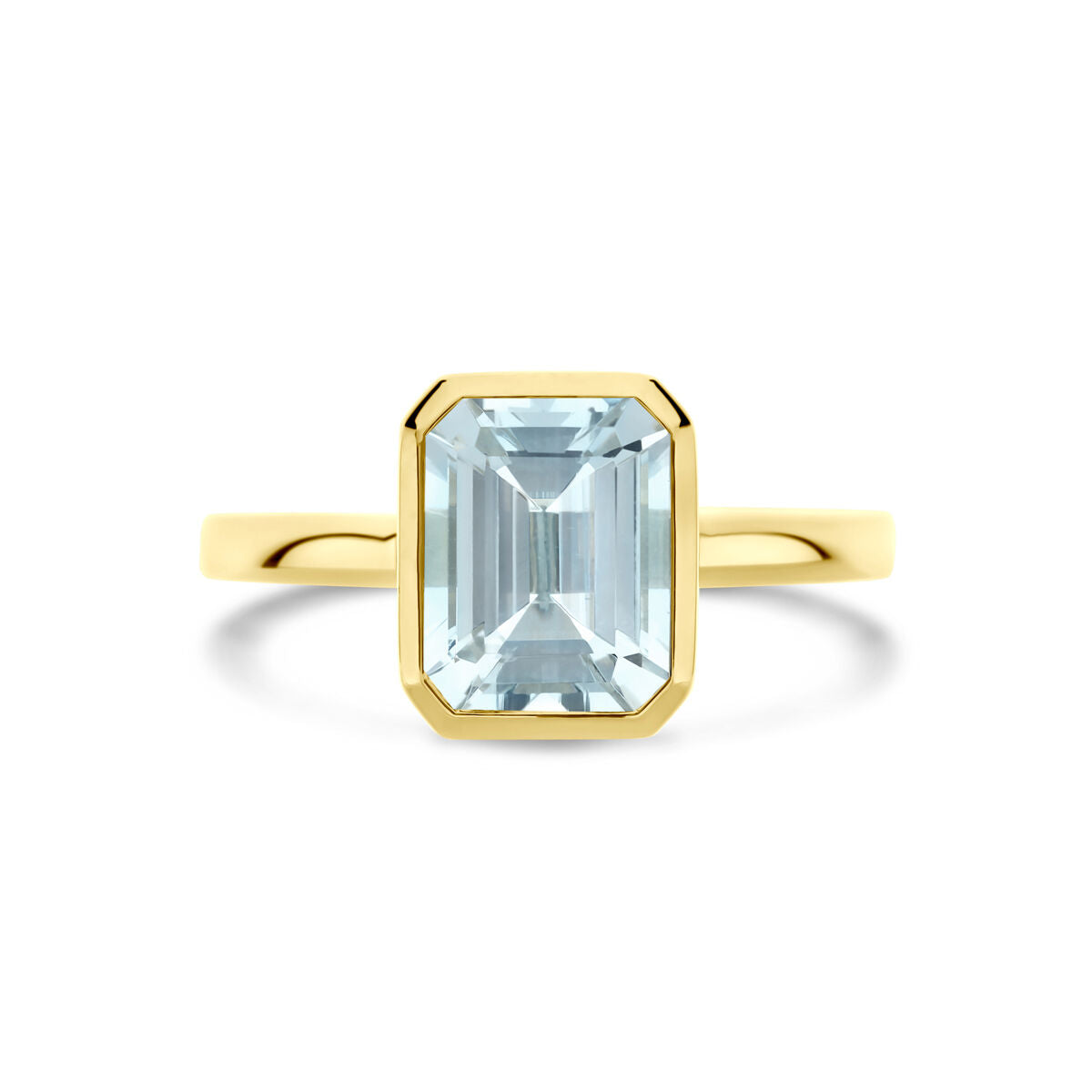 De ring aquamarijn 14K geelgoud van Van der Kooij Collectie heeft een rechthoekige, smaragdgeslepen aquamarijn in een strakke bezelzetting, tegen een witte achtergrond.
