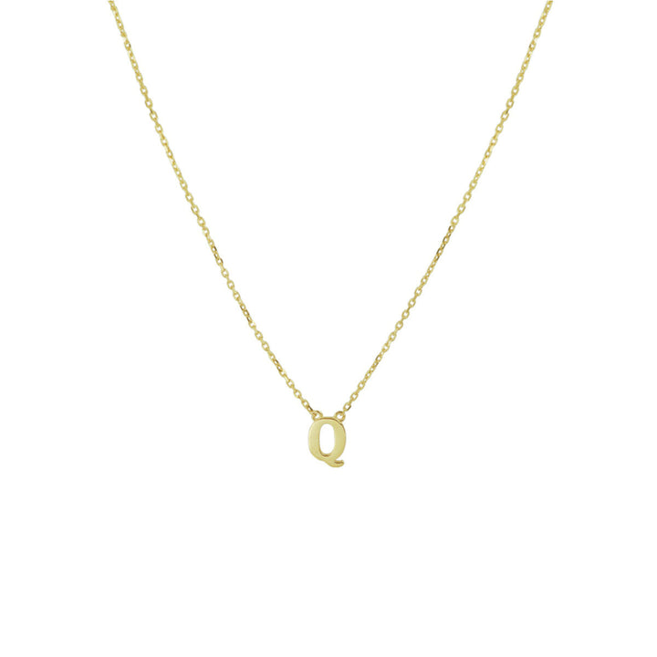 De Gouden dames ketting letter 14K van Van der Kooij Collectie heeft een subtiele Q-hanger in het midden, ideaal als persoonlijke sieradencadeau voor dames en getoond op een witte achtergrond.
