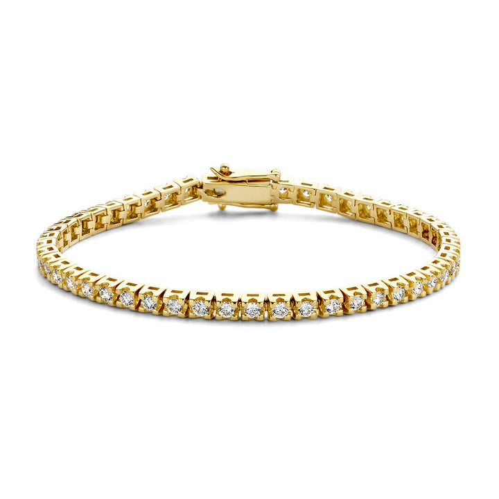 De Armband Chloe 3,00 crt. Goud van Aurore Jewelry beschikt over diamanten in één rij vierkante gele zettingen van 18 karaat gerecycled goud, met een veilige sluiting, weergegeven op een witte achtergrond.