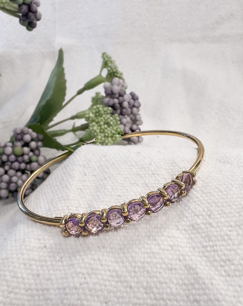 Goldener Armreif mit 7 facettierten Amethysten – 14 Karat, 60 x 50 mm