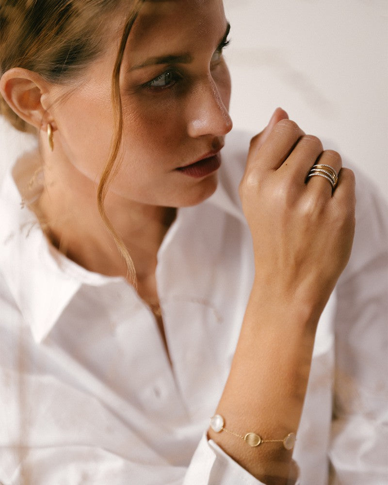 Gelbgold Armband mit Perlmutt und mattierten Elementen – 14 Karat Damenarmband