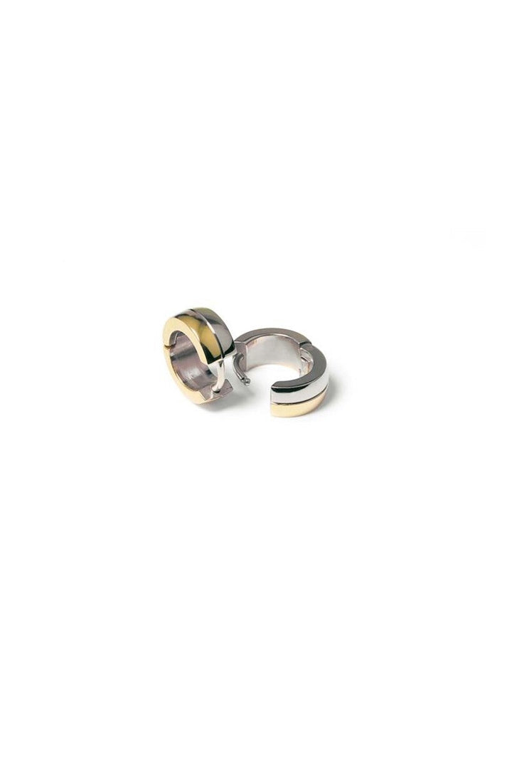 De Boccia Titanium Oorringen Bicolor 0505-07 zijn strakke, kleine creolen met een driekleurig ontwerp met gouden, zilveren en zwarte banden.