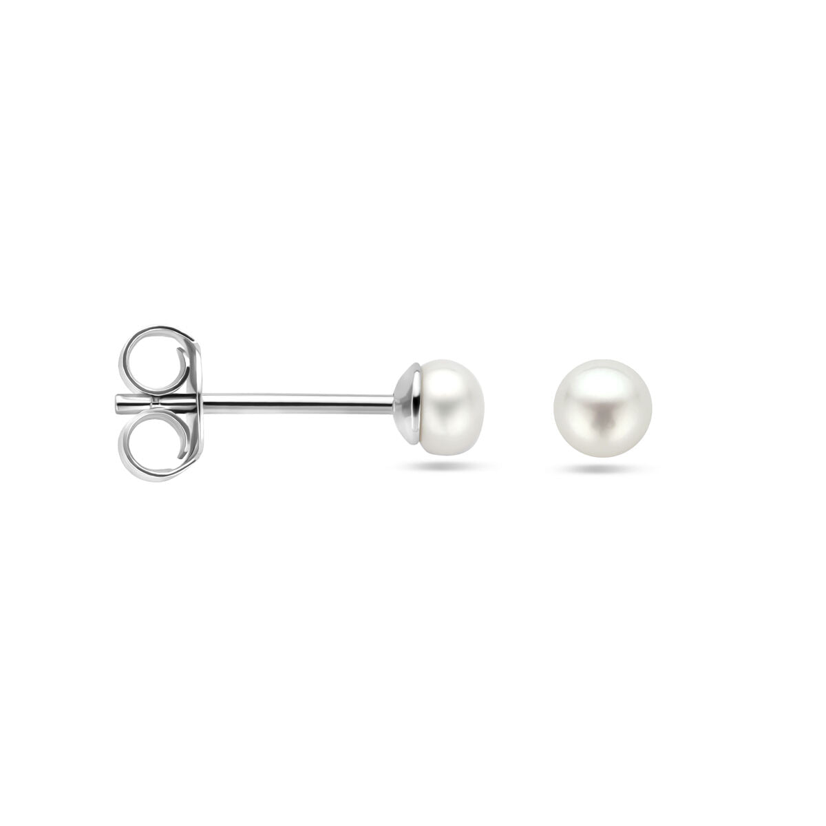 Een paar oorknoppen parel zilver gerhodineerd uit de Van der Kooij Collectie, getoond van de zijkant en voorkant tegen een witte achtergrond-een tijdloze toevoeging aan je zilveren sieraden.