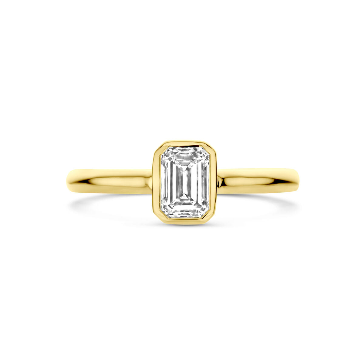 De Van der Kooij Collectie ring lab grown diamant 1.0ct H SI in 14K geelgoud heeft een smaragd geslepen lab-grown diamant in een slanke bezel zetting, afgebeeld op een witte achtergrond.