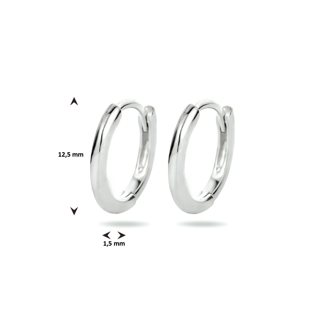 Een paar Van der Kooij Collectie klapoorringen half rond zilver gerhodineerd zijn rechtop afgebeeld op een witte achtergrond, met pijlen die hun grootte aangeven: 12,5 mm hoog en 1,5 mm dik.