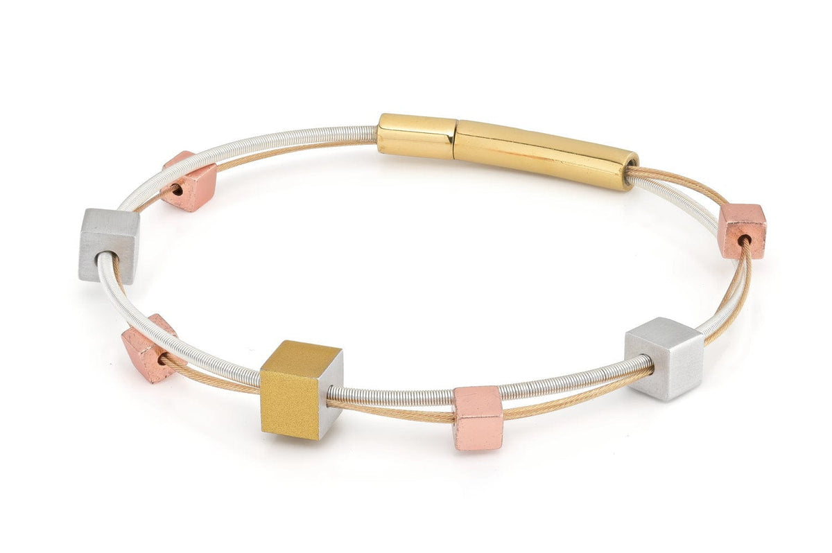 Armband mit spielerischen Würfeln in Tricolor, silbernes, roségoldenes und goldenes Design