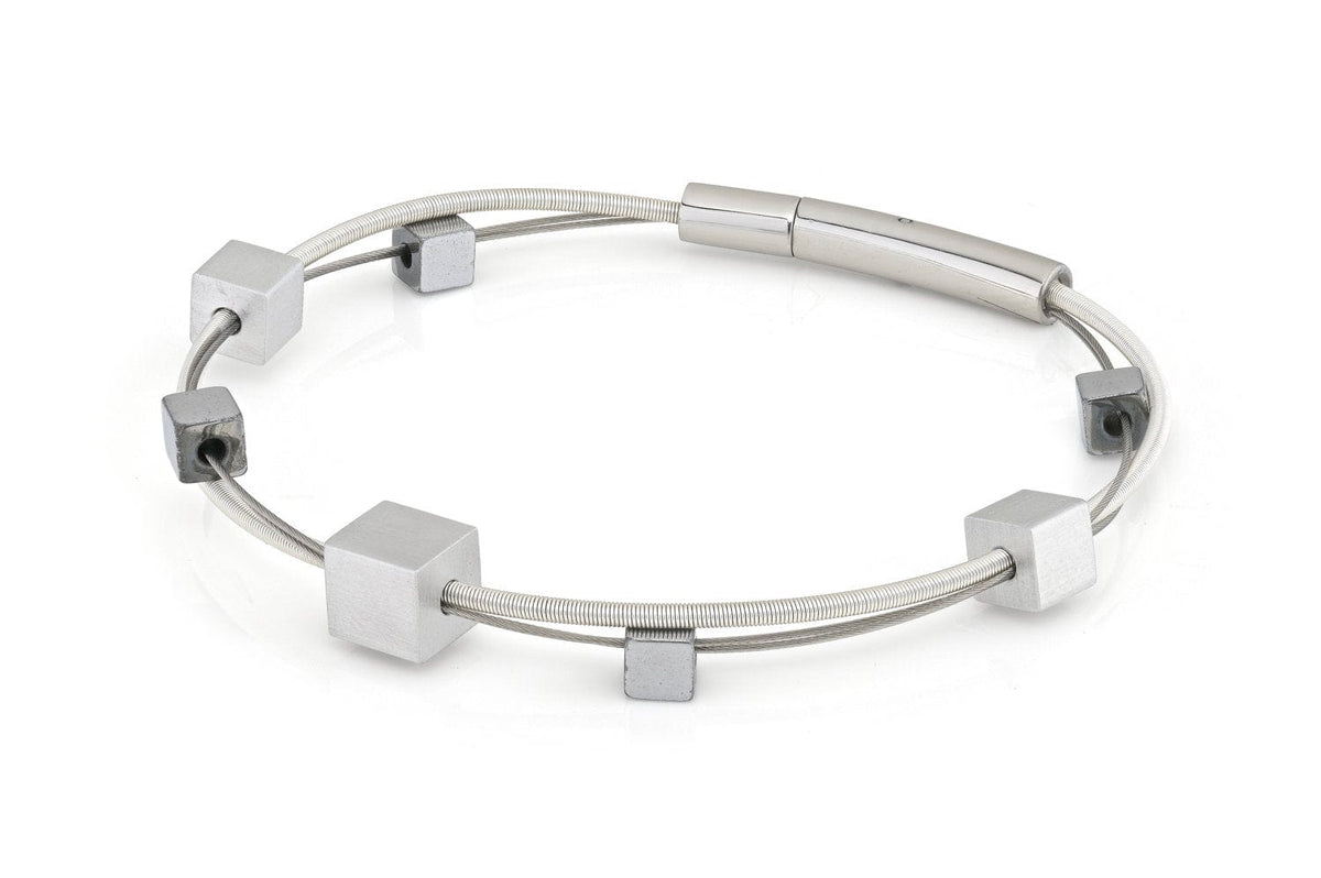 Armband aus Silber mit spielerischen Würfeln und flexibler Form