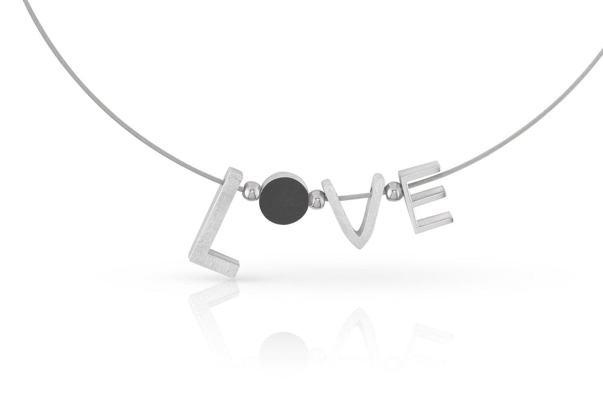 Collier aus Silber mit dem Schriftzug LOVE und einem schwarzen Edelstein in der Mitte