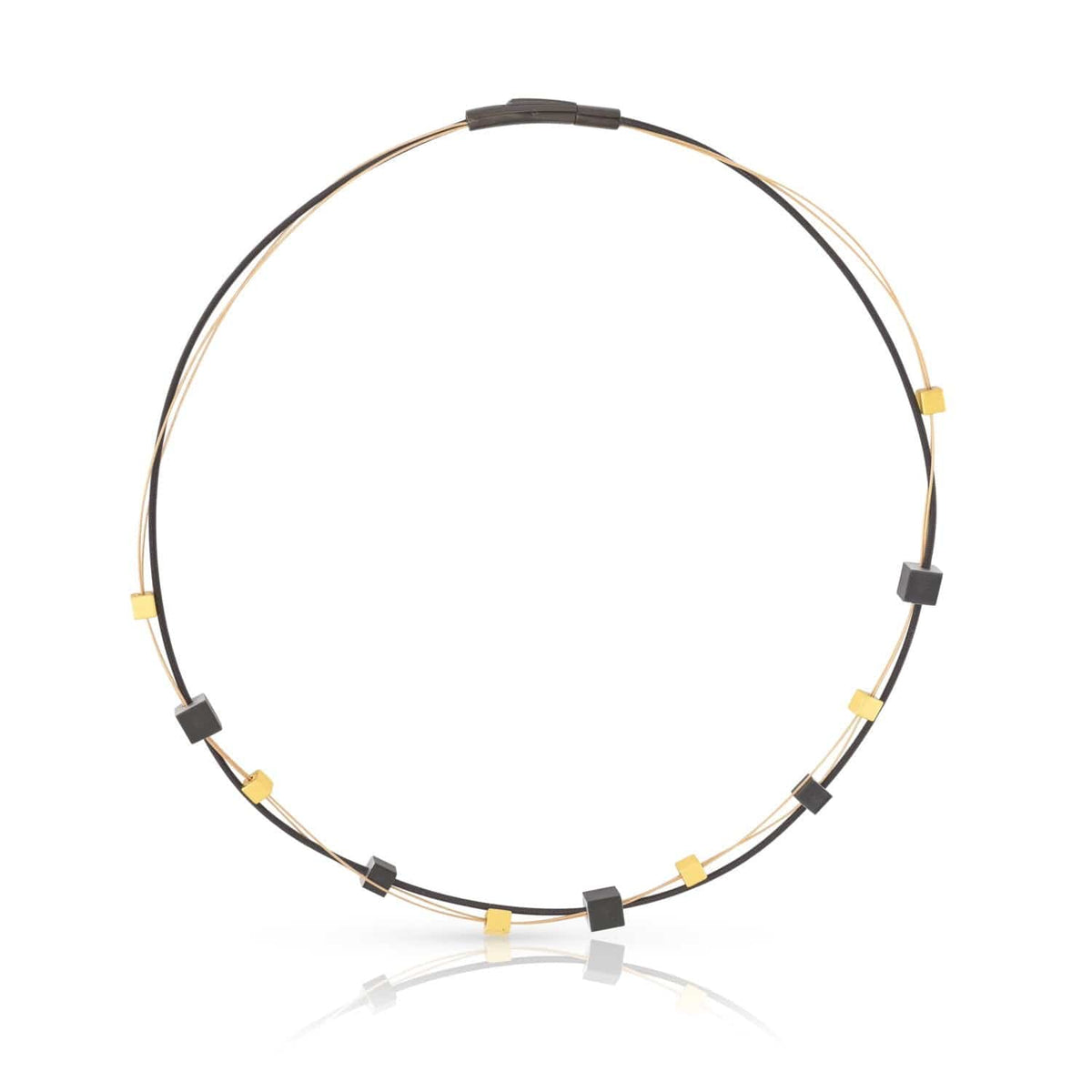 Collier mit goldfarbenen und schwarzen Würfeln auf einem flexiblen Drahtband