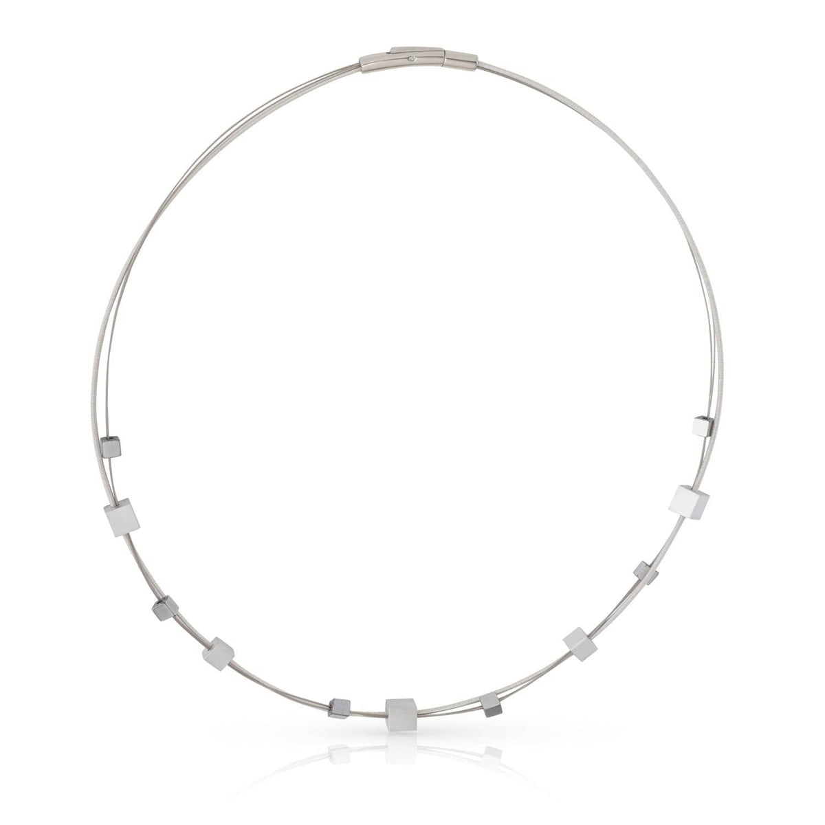 Collier aus Silber mit spielerischen Würfeln in verschiedenen Größen und Formen