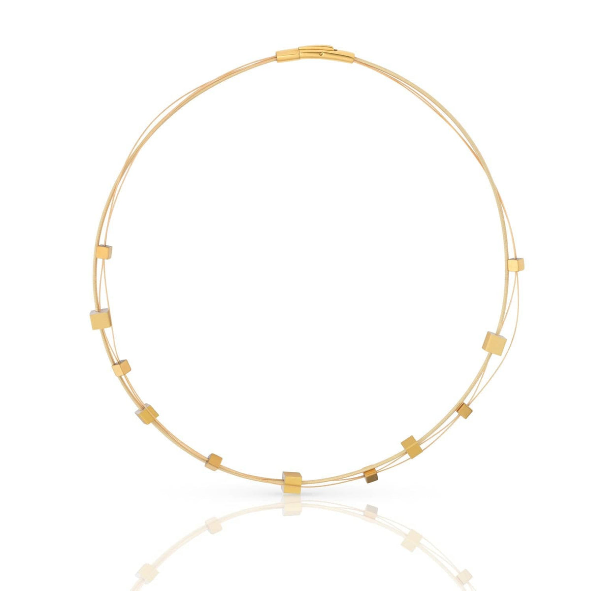 Collier mit goldfarbenen, spielerischen Würfeln und mehreren feinen Drähten